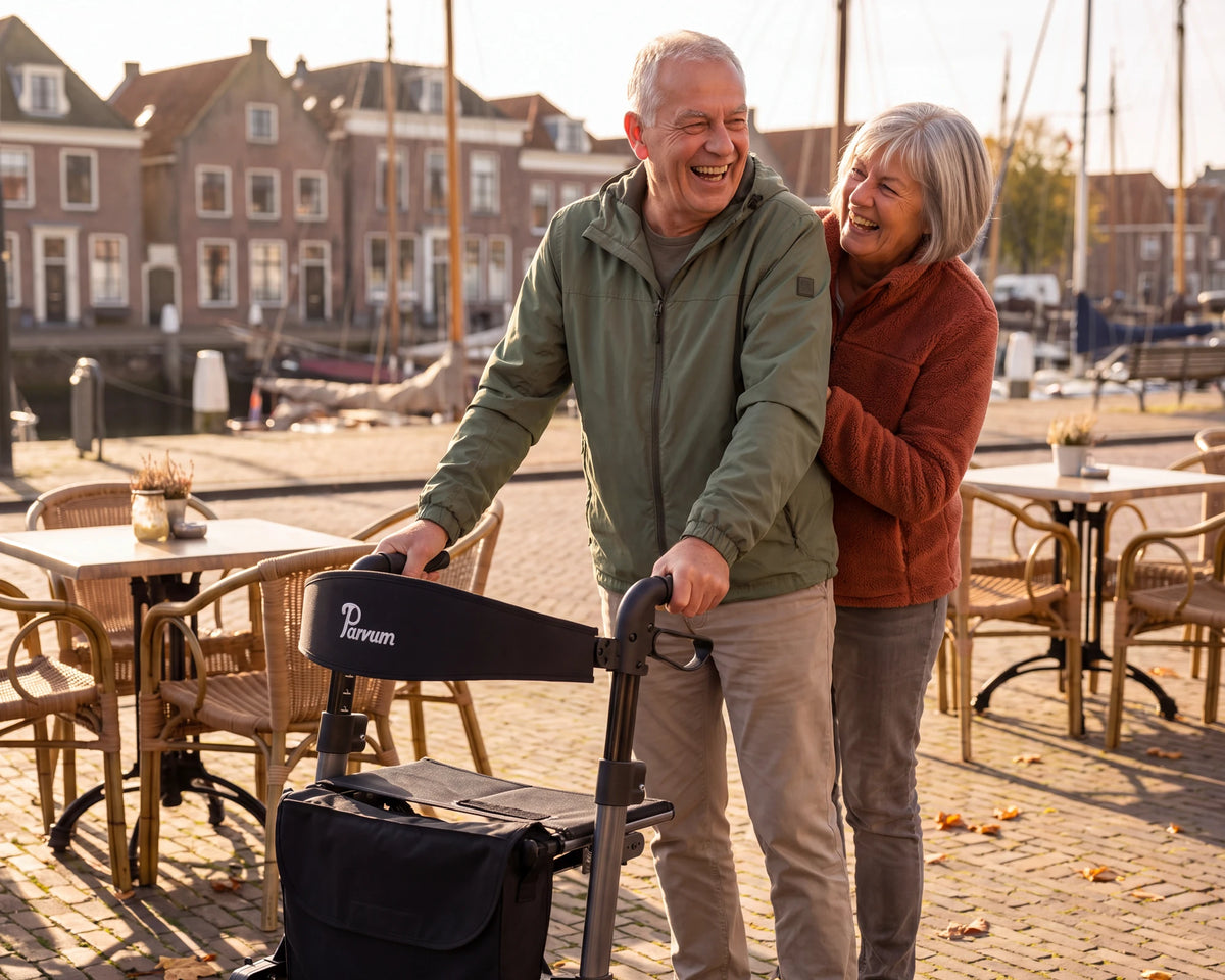 Parvum Brava in anthracite on a harbor-side terrace; a man and a woman laugh together.