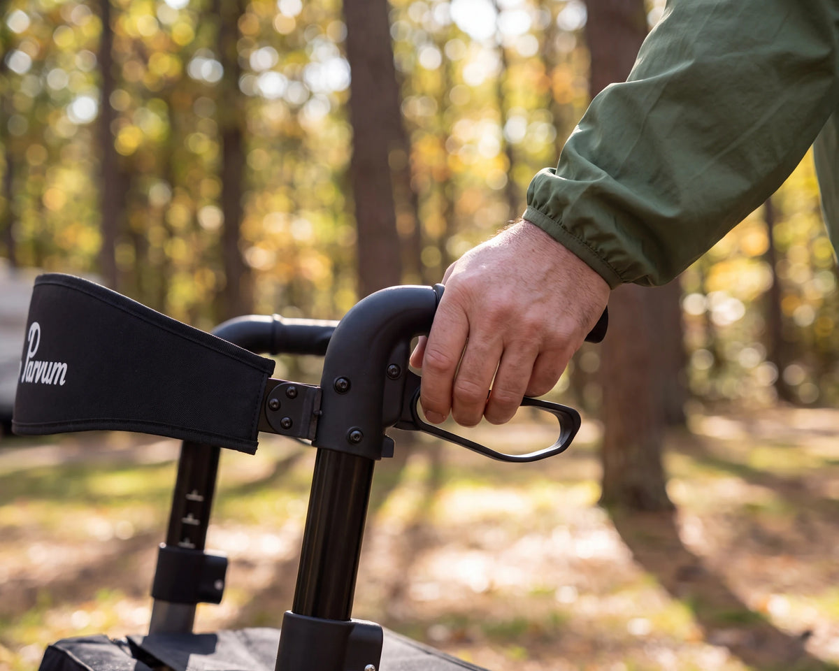 A hand on the handle and brake lever of the Parvum Brava in anthracite.